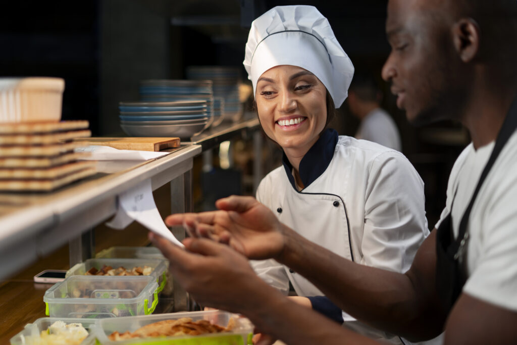 chef-cuisinant-dans-la-cuisine-en-portant-une-tenue-professionnelle