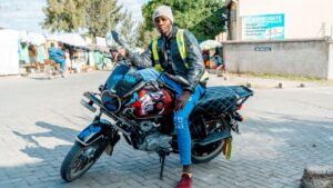 Moto-taxi urbain en Afrique de l'Est, symbole de la mobilite electrique Ampersand