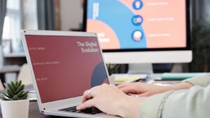 Personne travaillant sur laptop, choisissant entre plusieurs assistants IA pour sa PME