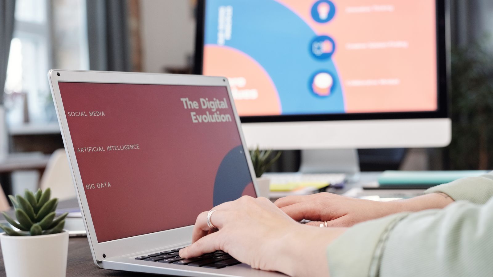 Personne travaillant sur laptop, choisissant entre plusieurs assistants IA pour sa PME