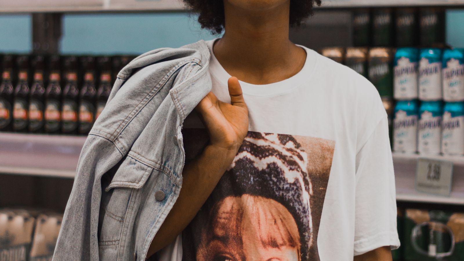 Commercant souriant dans sa boutique, exemple de PME visible grace a Google Business Profile