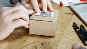 Emballage d'une commande e-commerce, symbole du parcours de Jumia en Afrique