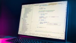 Ecran affichant une interface de creation d'application no-code