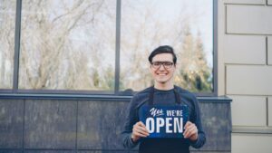 PME accueillant ses clients, symbole de la confiance batie par les avis Google positifs