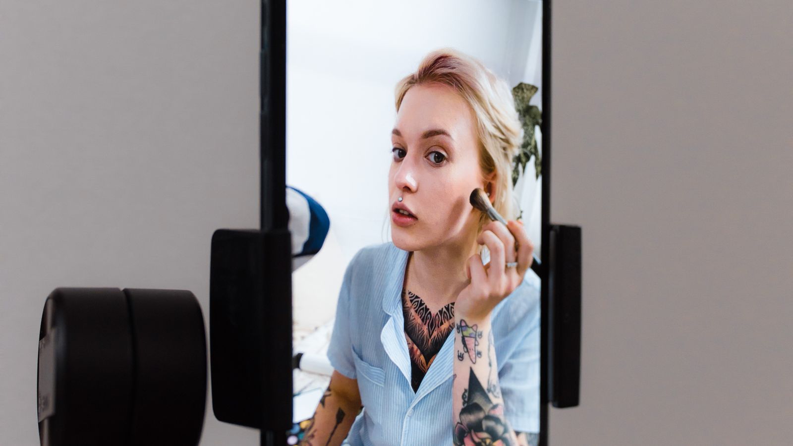 Creatrice de contenu filmant avec son smartphone pour vendre sur Instagram et TikTok