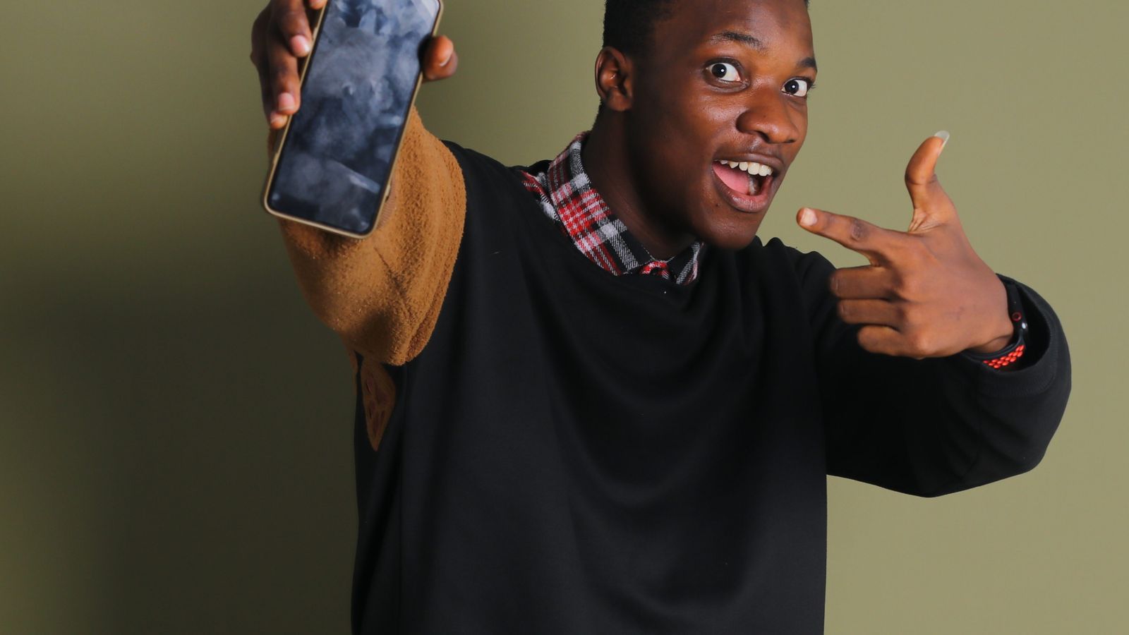 Entrepreneur africain avec smartphone, symbole de la ru00e9volution fintech portu00e9e par Flutterwave